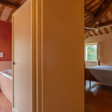 Villa Mosca 14, Emma *